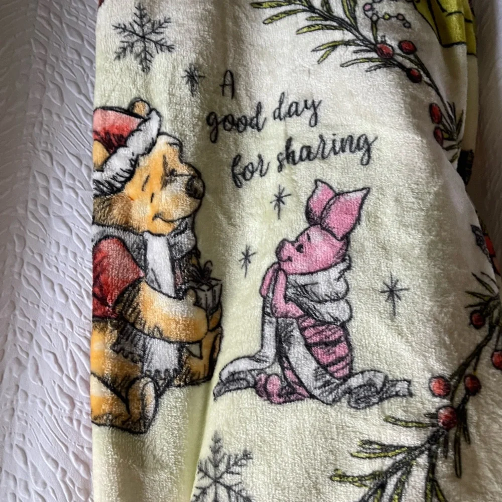 Disney Winnie the Pooh & Friends Christmas Cloud Throw - NWT ***